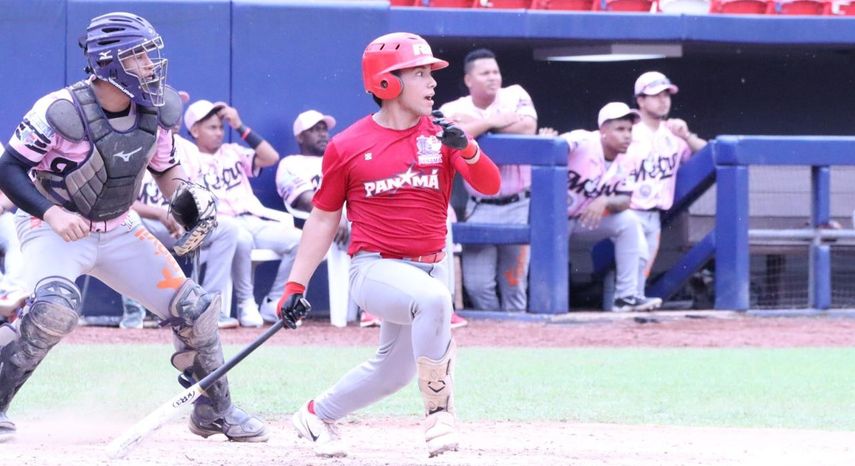 El chiricano Abraham Valdés (de rojo) es uno de los peloteros que hizo la Selección Juvenil de Panamá que dirigirá Carlos Maldonado en el Premundial. Foto: Cortesía/Fedebeis&nbsp;