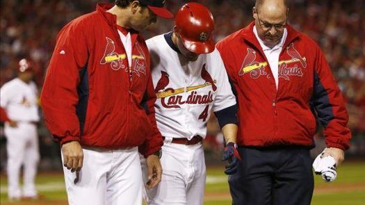 Yadier Molina tuvo que retirarse afectado por un tirón muscular