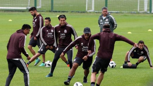 México prepara con alegría su partido inaugural contra la campeona