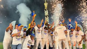 Los jugadores del equipo de Colón celebran luego de recibir el trofeo que los acredita como campeones del Torneo Mayor de Béisbol 2023. Foto: Cortesía/Fedebeis