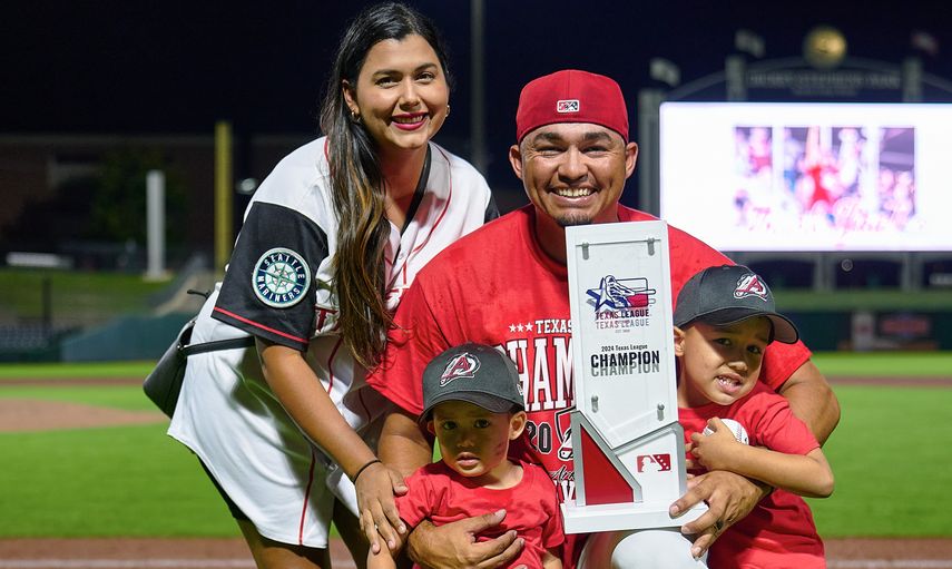El panameño Luis Caballero pudo celebrar la conquista de los Travelers junto a su esposa y sus dos hijos quienes estaban en Arkansas. Foto: Cortesía/Luis Caballero