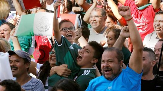 Más de 75.000 mexicanos explotan de alegría en la Plaza del Zócalo