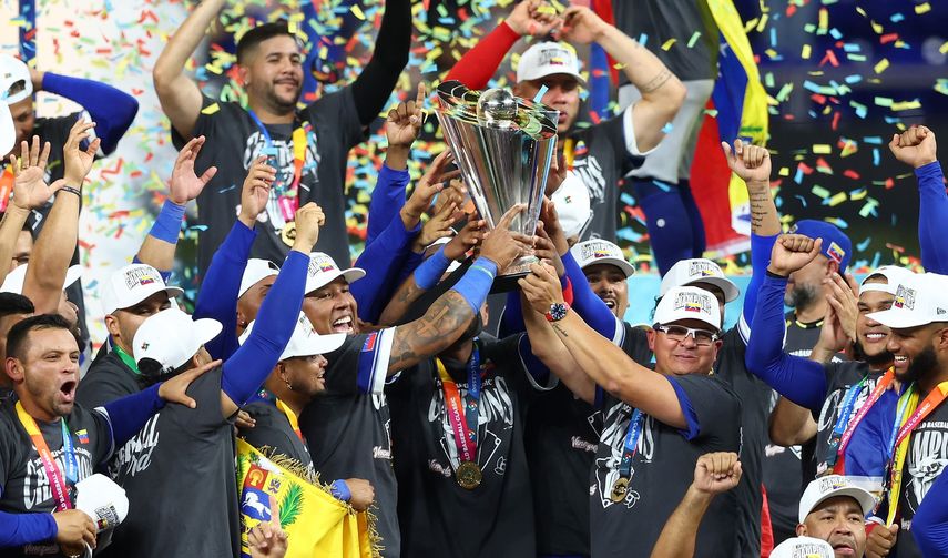 Los peloteros y técnicos del equipo de Venezuela levantan el trofeo de campeones en el Clásico Mundial de Béisbol 2026. Foto: Cortesía/@WBCBaseball