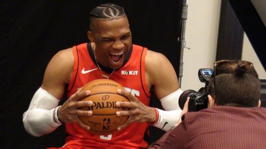 130-122. Westbrook logra triple-doble y consigue marca en victoria de Rockets