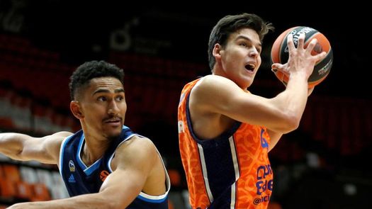 Pradilla se retira del draft de la NBA y evaluará sus opciones en los próximos años