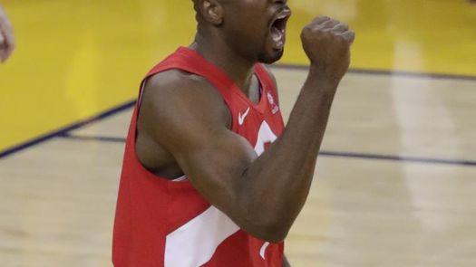 Ibaka hace de Siakam y los Raptors ganan; Rubio, 24 puntos no salvan a Suns