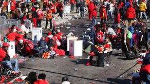 Asistentes del evento tomando precaución despues de la ronda de disparos.&nbsp;
