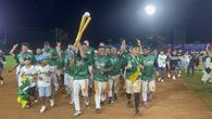 Los jugadores de la novena de Bocas del Toro recorren el diamante del Estadio Rod Carew con el trofeo de campeones del Béisbol Mayor 2026. Foto: Aurelio Ortiz Los jugadores de la novena de Bocas del Toro recorren el diamante del Estadio Rod Carew con el trofeo de campeones del Béisbol Mayor 2026. Foto: Aurelio Ortiz