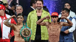 El mexicano Julio César Rey Martínez (izquierda) y el panameño Ronal Gallito Batista (derecha) posan para la prensa tras cumplir con el pesaje oficial previo a su pelea de este sábado. Foto: Cortesía/@MatchroomBoxing