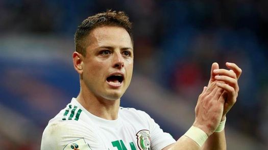 Javier Chicharito Hernández visita en México a niños con cáncer