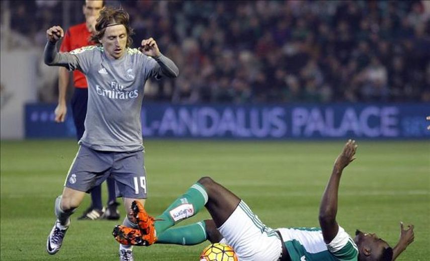 El Betis firma el 1-0 un minuto después de su peor sequía goleadora