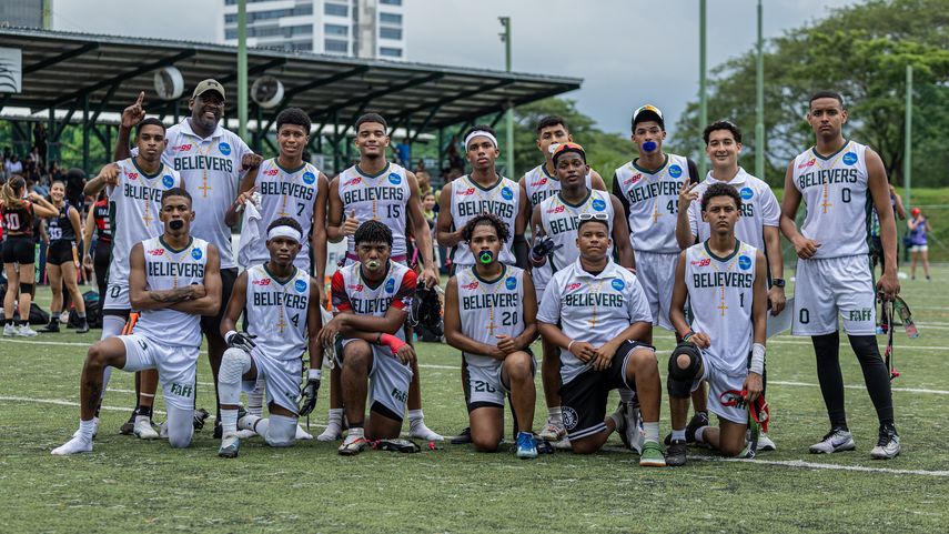 El equipo de Believers previo a disputar la final U19 de la LFFJ.&nbsp;