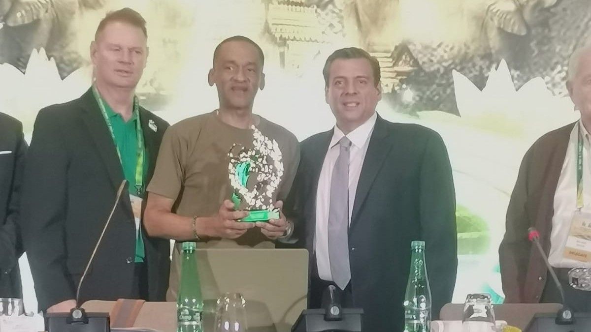 El árbitro panameño Héctor Afú (centro) fue premiado este jueves como el Árbitro del Año, 2025 por el CMB. Foto: Cortesía/Familia Afú El árbitro panameño Héctor Afú (centro) fue premiado este jueves como el Árbitro del Año, 2025 por el CMB. Foto: Cortesía/Familia Afú