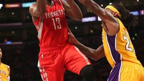 90-108. Harden brilla en el regreso oficial de Bryant y Randle se lesiona