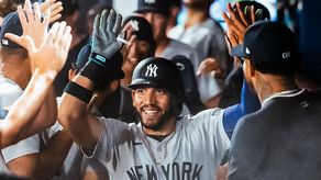 El panameño José Chema Caballero es saludado por sus compañeros en el dogout de los Yankees tras su segundo jonrón de la noche. Foto: Cortesía/Yankees