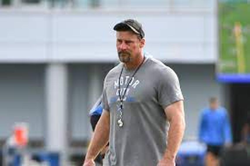 Dan Campbell dedica la primera victoria a las víctimas del tiroteo en Oxford High School