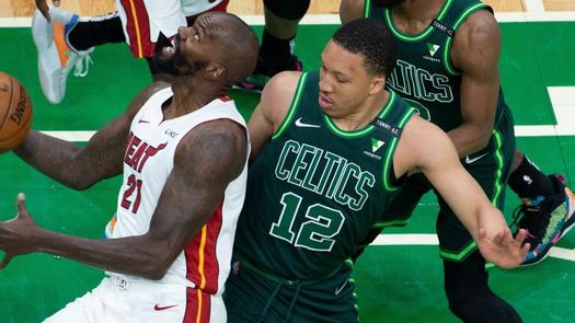 121-129. Herro simboliza el triunfo y pase a los playoffs de los Heat