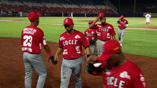 Julio González (de frente) ha estado sonando la esférica con Coclé en el Béisbol Mayor y es hasta ahora uno de los candidatos al premio de Jugador Más Valioso. Foto: Cortesía/@LeñaRojaCocle