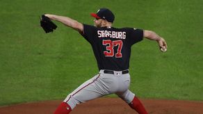 7-2. Strasburg lanza joya; Soto jonronea y Nacionales empatan la Serie