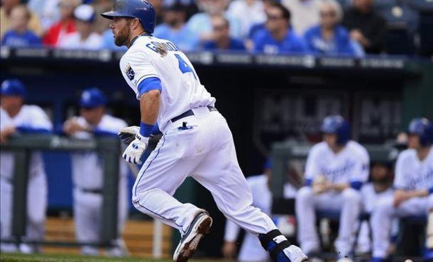 2-1. Gordon conecta cuadrangular en el triunfo de los Reales