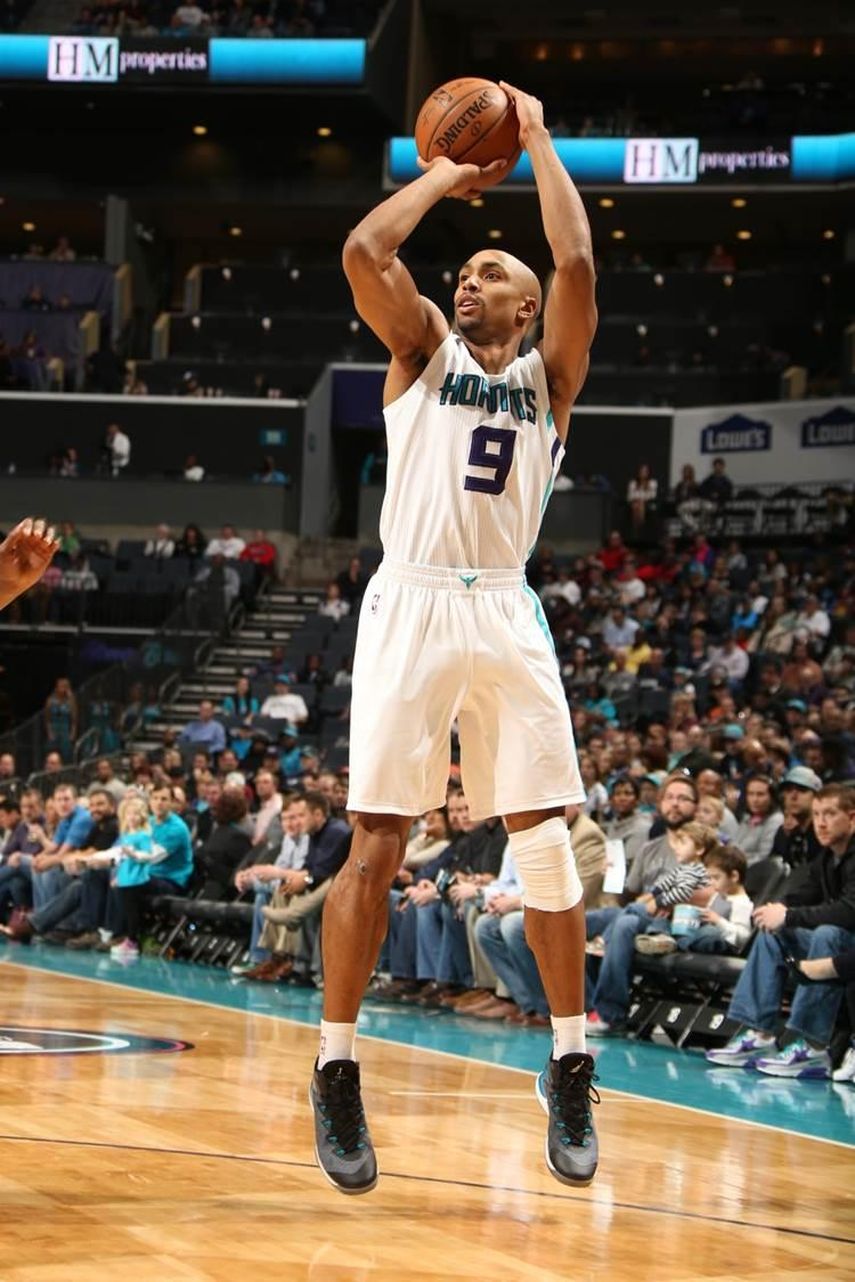 105-80. Henderson acercó a Hornets al grupo de playoffs