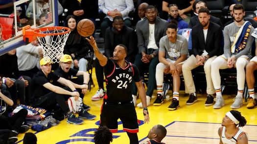 Clippers ganan duelo a Rockets; Raptors a Warriors, en vuelta de Curry
