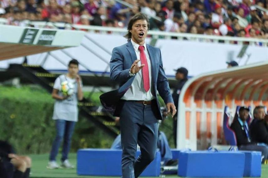 Decenas de aficionados reciben al técnico argentino Matías Almeyda en México