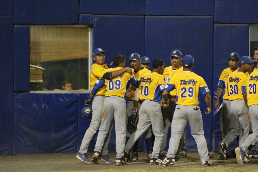 Javier García y un despertar en la octava entrada, dan triunfo a los herreranos