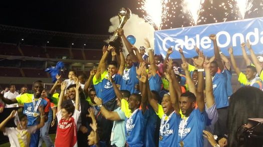 Árabe Unido pinta de azul la final y conquista su 13er título