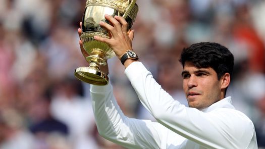 Carlos Alcaraz levantando su segundo trofeo de Wimbledon.&nbsp;