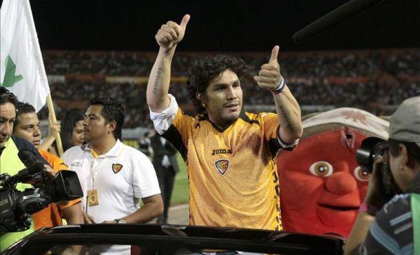 El paraguayo Cabañas dice que no quiere saber de fútbol ni por televisión