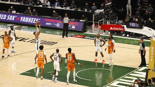 109-103: Los Bucks sobreviven a Booker y empatan las Finales