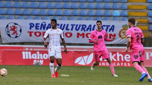 Fidel Escobar durante su debut con la Cultural y Deportiva Leonesa ante Unionistas de Salamanca