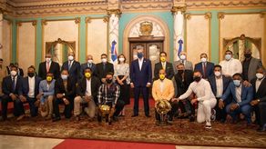 El presidente dominicano recibe a las Águilas, campeón de la Serie del Caribe