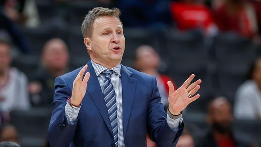 El entrenador de los Wizards, Scott Brooks, cumple su promesa y se rapa la cabeza