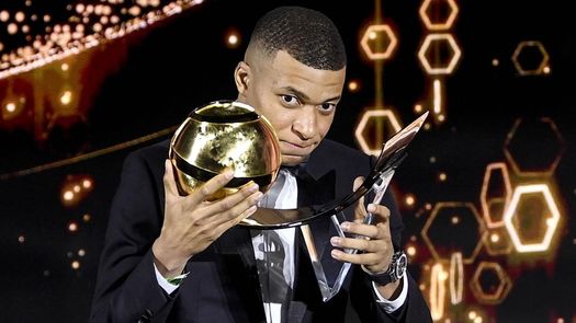 Kylian Mbappé fue galardonado como futbolista del año en los Globe Soccer Awards 2024.&nbsp;