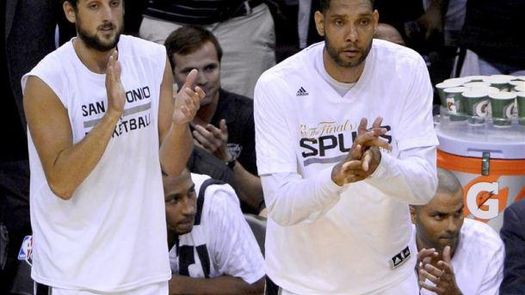 93-95. Belinelli anotó la canasta que dio a Popovich su triunfo número 1.000