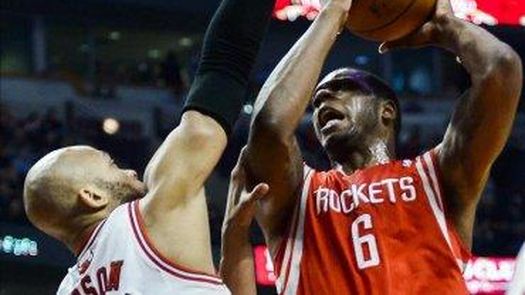 102-98. Jones amplía racha triunfal de los Rockets