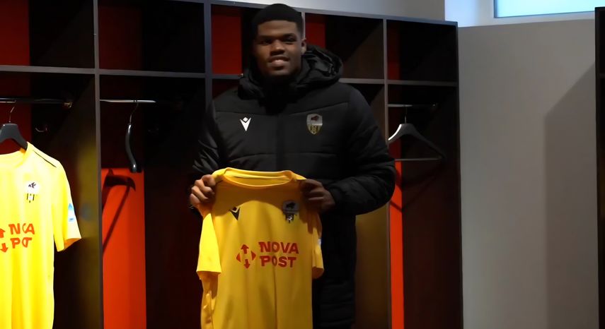 Kevin Berkeley con la piel del FC Zimbru.&nbsp;