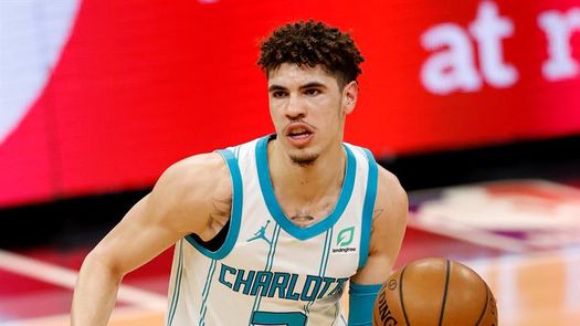 El base LaMelo Ball, de los Hornets, gana el premio de Novato del Año de la NBA