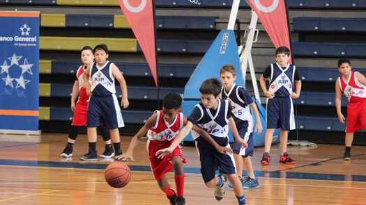 Inicia la acción en la Liga de Baloncesto Kiwanis