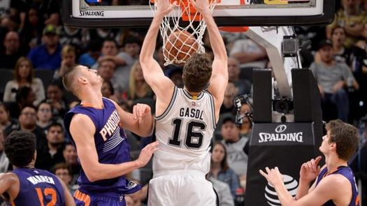 Los Warriors se acreditan ante los Raptors, los Spurs ganan sin Leonard