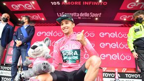 El australiano Jai Hindley buscará coronarse en el Giro de Italia este domingo.