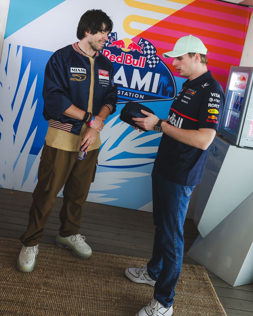 Germán Garmendia y Max Verstappen durante la previa del Grand Prix de Miami de la Fórmula 1 en 2025.