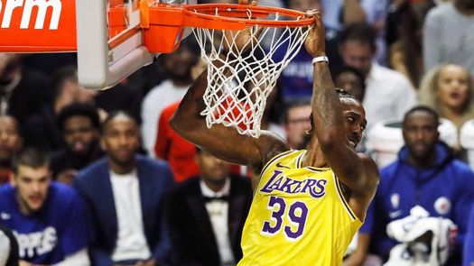 Howard jugará con los Lakers y critican a la NBA por limitar los mensajes en las camisetas