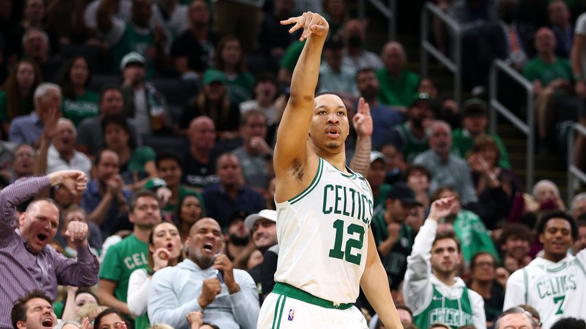 Grant Williams anotó 27 puntos con 7 triples