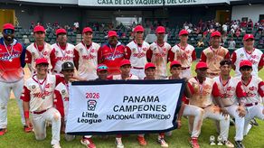 Los peloteros y técnicos del equipo de Panamá Metro posan con el banderín de campeones nacionales de la categoría Intermedia. Foto: Cortesía/Aurelio Ortiz