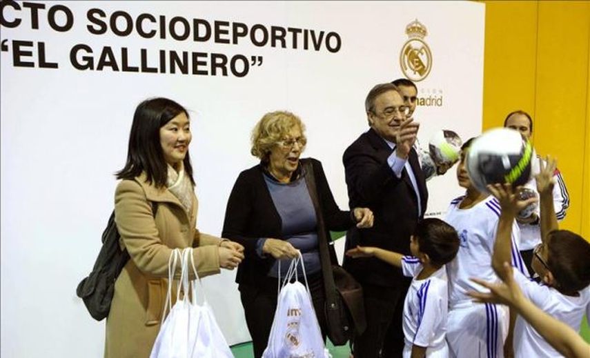 Carmena y Florentino visitan la escuela del Real Madrid para El Gallinero