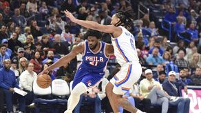 76ers ganan al Thunder con 35 puntos de Joel Embiid