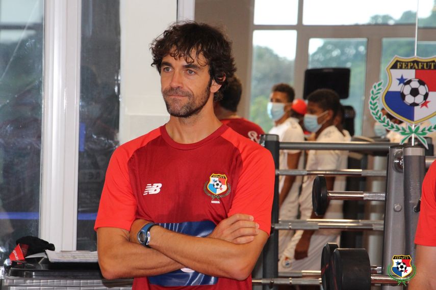 Christian Beguer canta con orgullo el Himno Nacional